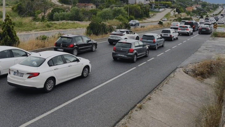 22 kilometrelik araç kuyruğu! Bayramın ikinci günü tatilcilerin akın ettiği il