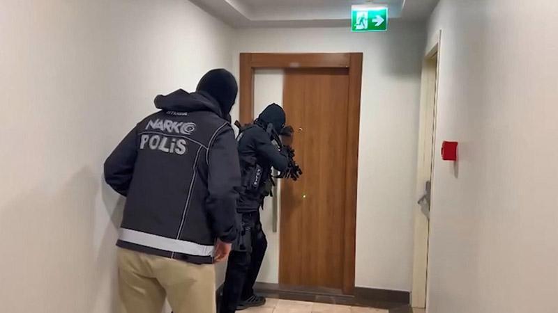 'Kırmızı bülten' ile aranan uluslararası suç örgütü liderinin kardeşi İstanbul'da yakalandı