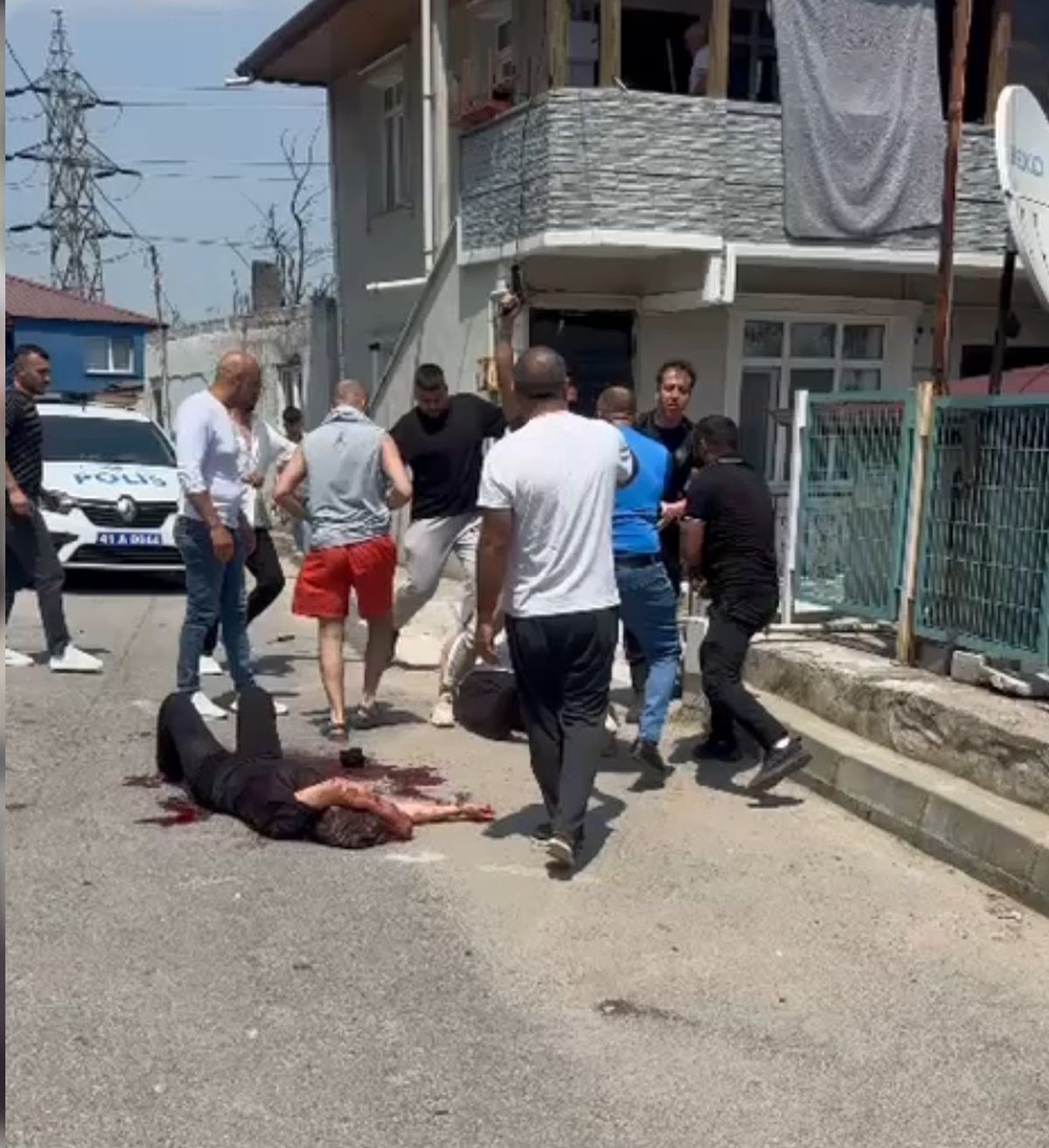 5 çocuk annesi kadını sokakta defalarca bıçaklayarak katletti