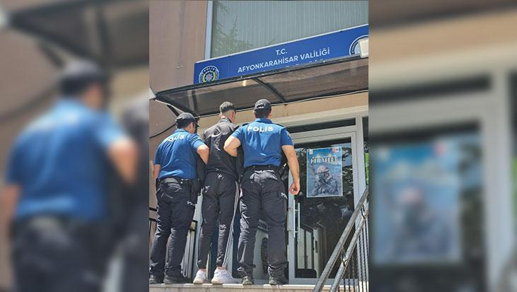 Afyonkarahisar'da kavgayı ayırmak isteyenlerin üzerine bıçakla çullanmıştı! Yakayı ele verdi