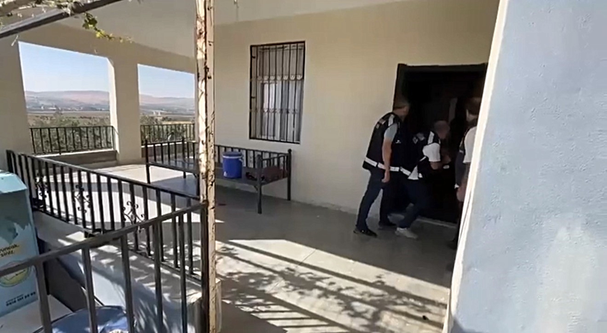 Ağlayan kadını fark eden Samsun polisi izi Şanlıurfa’daki bağ evine kadar sürdü: 2 milyon liralık dolandırıcılık yapanlar yakalandı