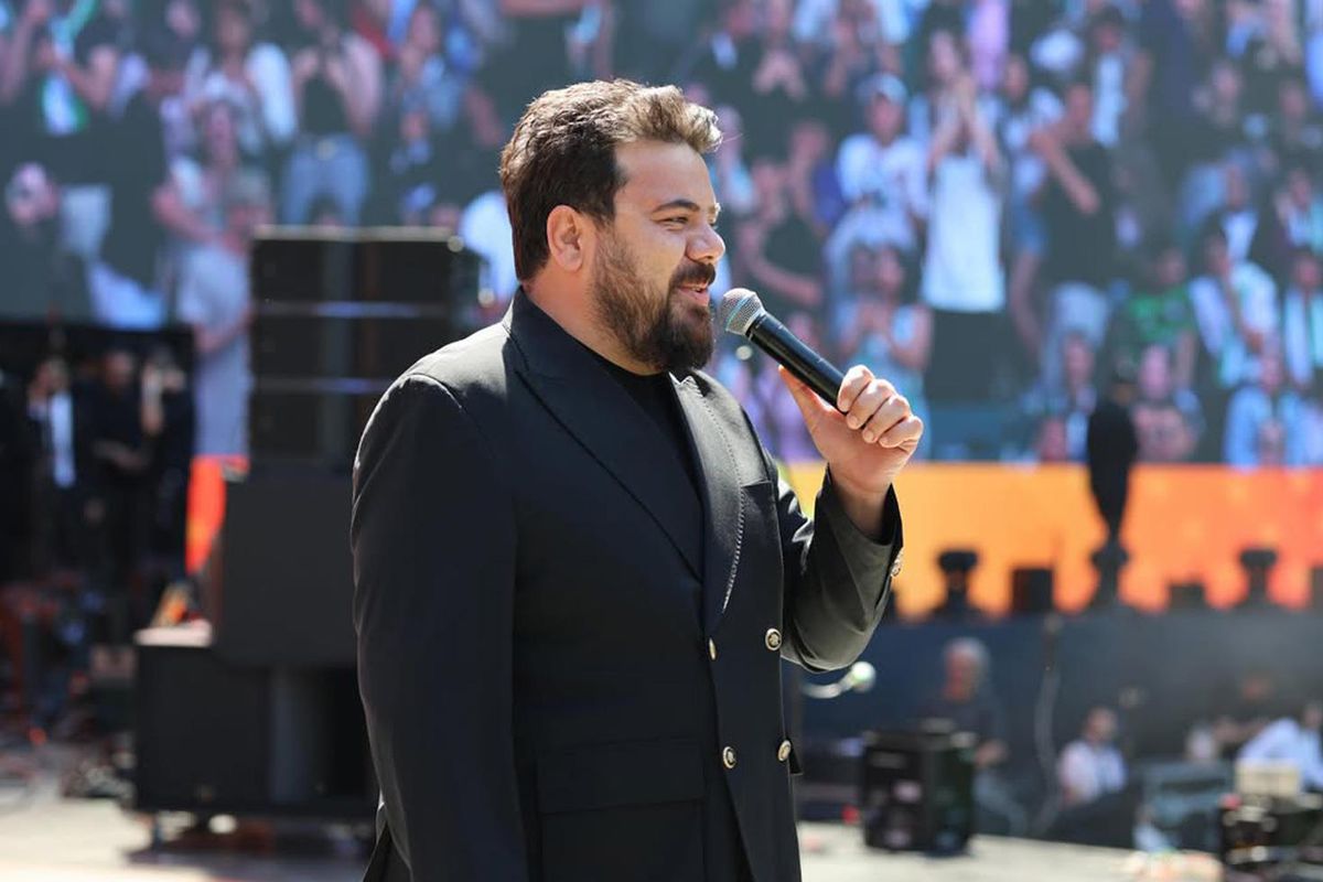 AK Parti'nin sahnesine çıkan Eser Yenenler'e her kesimden tepki var