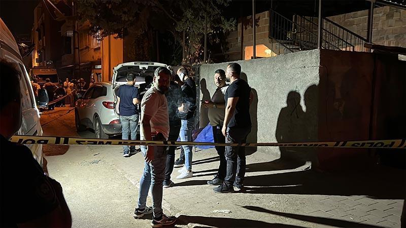 Alacak verecek kavgasında kendisini tabancayla yaralayan kardeşini bıçaklayarak öldürdü