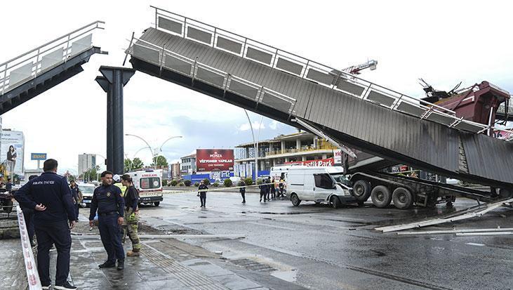 Ankara'da feci kaza! Kamyon üst geçide çarptı: Yaralılar var