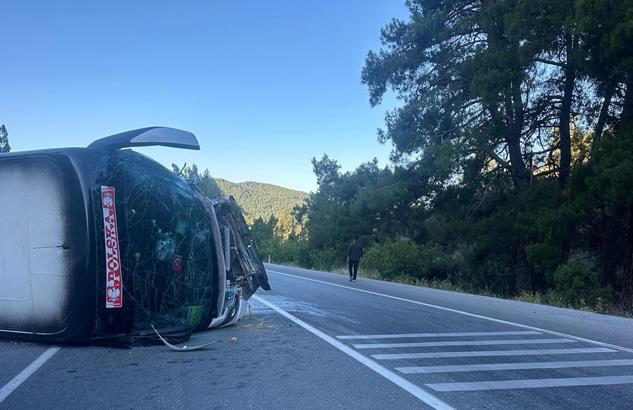 Antalya'da feci kaza! Tur otobüsü ile otomobil çarpıştı: Ölü ve yaralılar var
