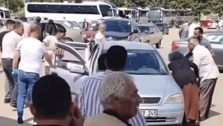 Aralarında husumet bulunan iki aile cenazade karşılaştı! 'Bu nasıl çatışma? Yat, yat, yat...'