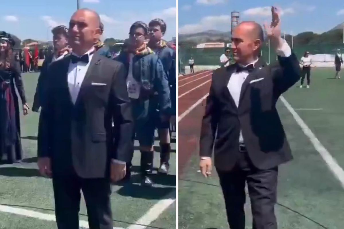 Atatürk'e benzeyen kişiye resmi törende halkı selamlattılar