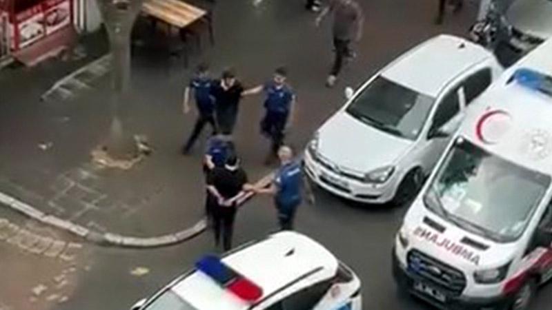 Avcılar'da kavga sırasında bıçak istedi; alamayınca masa ve sandalyeleri devirdi