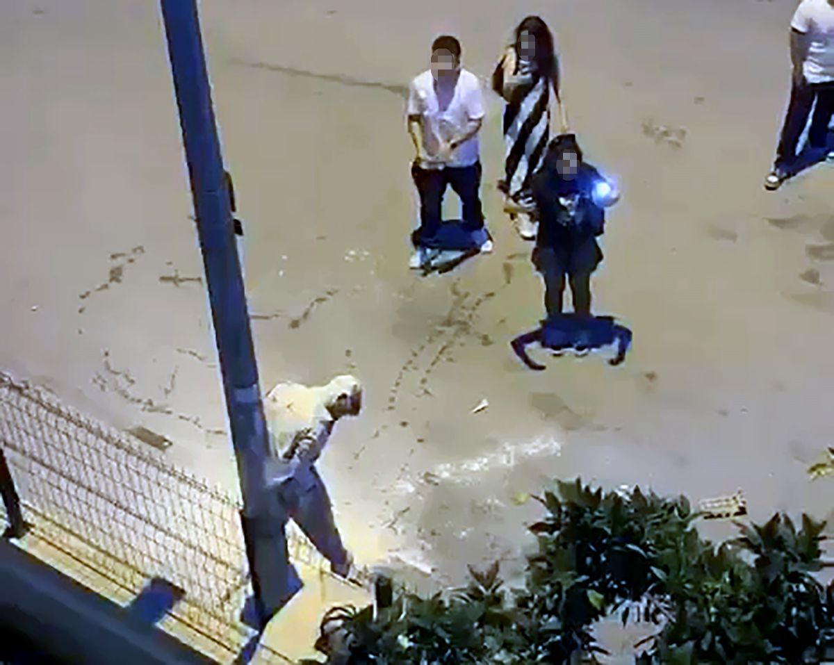 Aydınlatma direğine bağlayıp, üzerine un ve sıvı yağ döktüler