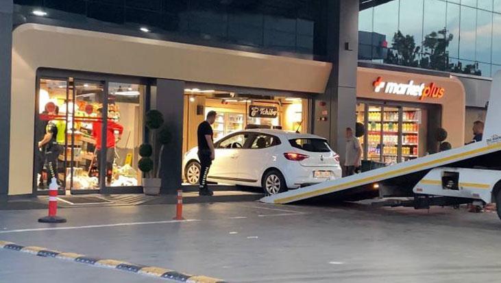 Bağcılar'da akılalmaz kaza! Otomobille akaryakıt istasyonu marketine daldı