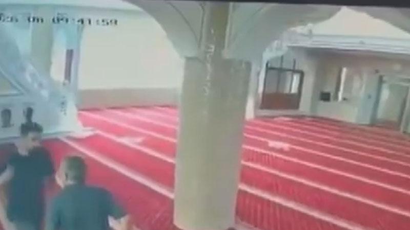 Bahçelievler’de cami imamına yumruklu saldırı kamerada