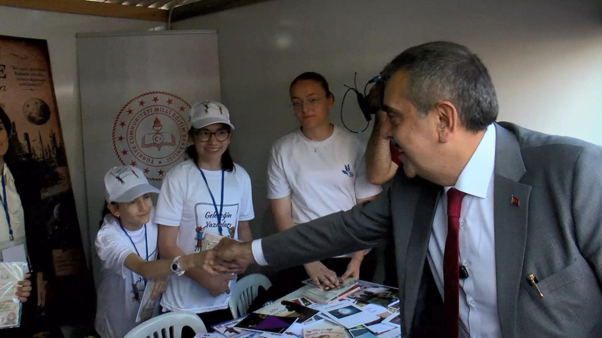Bakan Tekin Rami Kütüphanesi'nde açılan 'Geleceğin Yazarları' fuarında öğrencilerle biraraya geldi