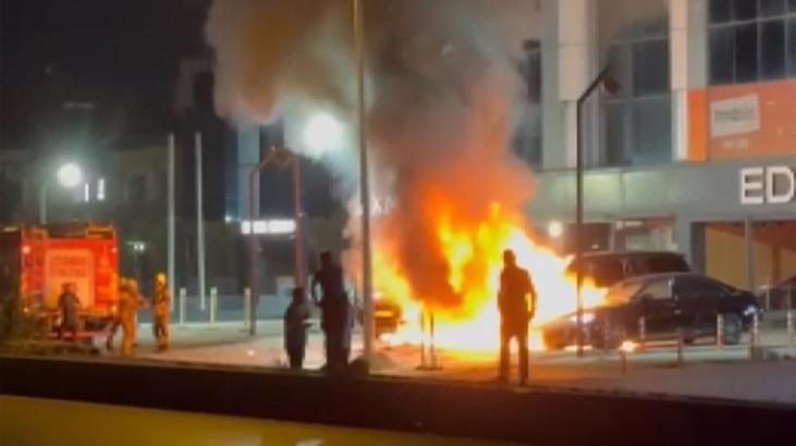 Bakırköy'de park halindeki 50 milyon TL değerinde 4 otomobil yandı