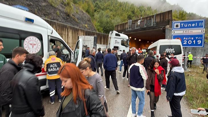Bartın - Karabük yolunda minibüs ile TIR çarpıştı: 1 ölü, 11 yaralı