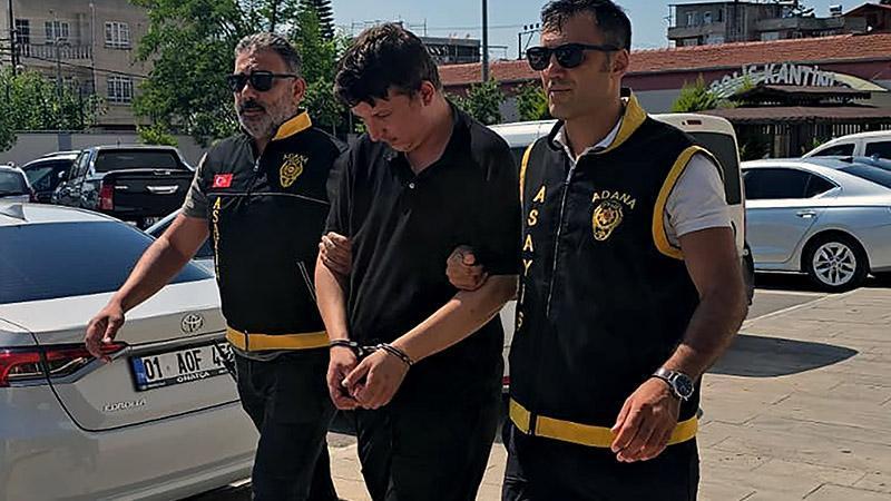 Başkasının kimliğini gösteren firari hükümlü, koluna yazdırdığı adı fark edilince yakalandı
