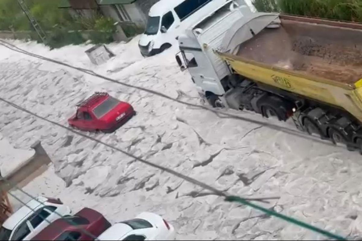 Başkenti sağanak ve dolu vurdu, yaşam durma noktasında geldi