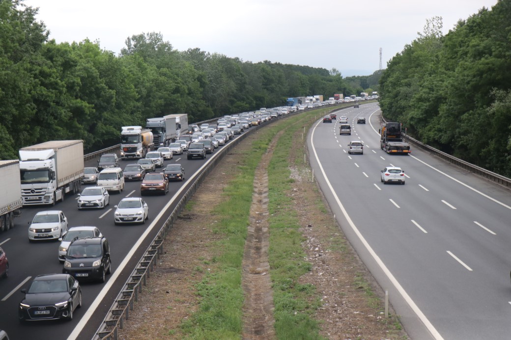 Bayram tatilinin ilk sabahında Sakarya geçişinde trafik durma noktasına geldi