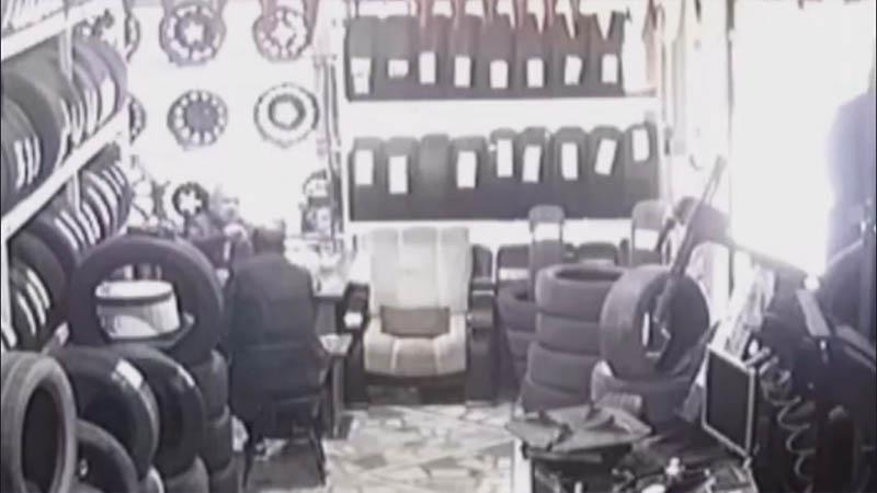 Bayrampaşa'da alacaklı olduğu akrabasını silahla vuran şüpheli kamerada