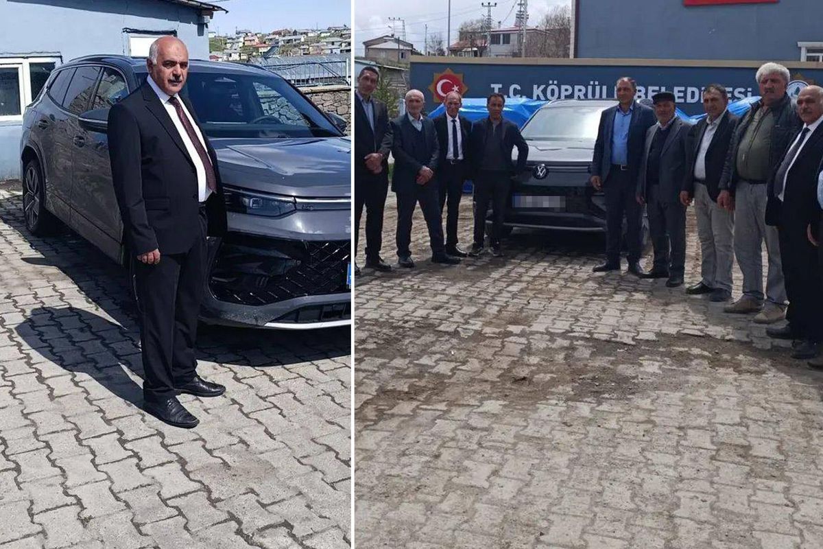 Belediye binası önünde 