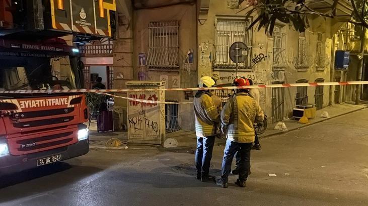 Beyoğlu’nda 5 katlı binada duvar çöktü: Bina tahliye edilerek mühürlendi