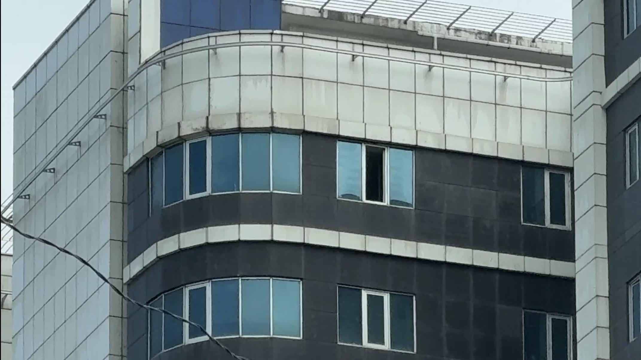 Bıçaklanıp hastaneye kaldırıldı! Saatler sonra 10’uncu kattan düşerek öldü