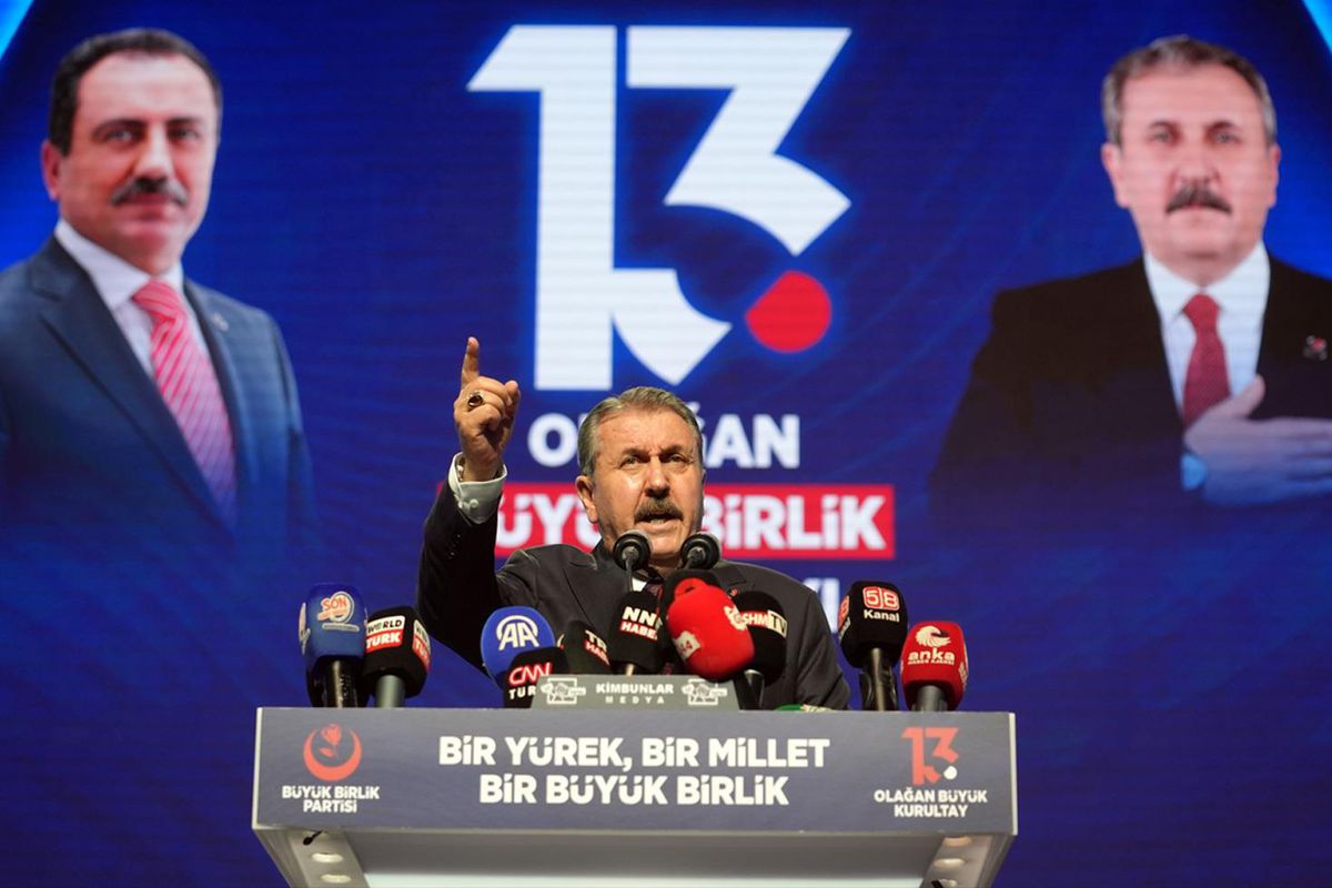 Büyük Birlik Partisi'nde Mustafa Destici yeniden genel başkan seçildi