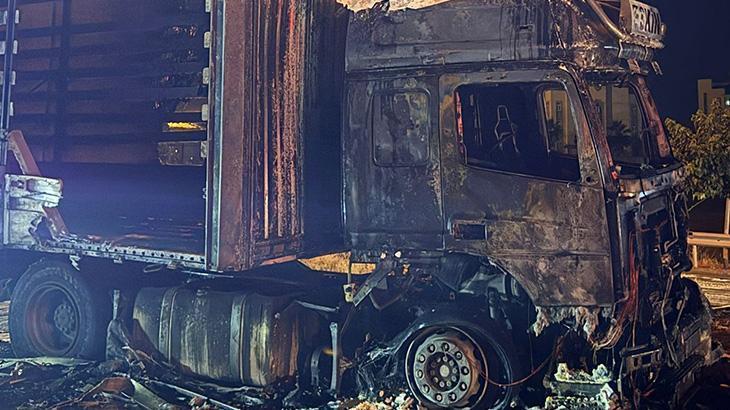 Cizre’de seyir halinde tır alev alev yandı