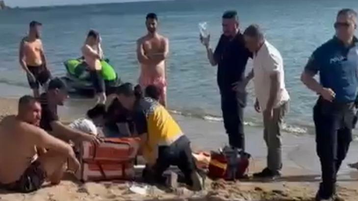 Denize giren 2 kardeşten biri boğuldu