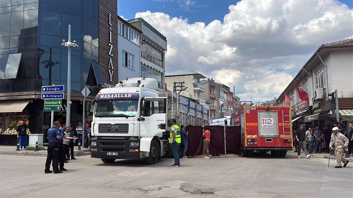 Edirne'de TIR çarpması: Emlakçı hayatını kaybetti