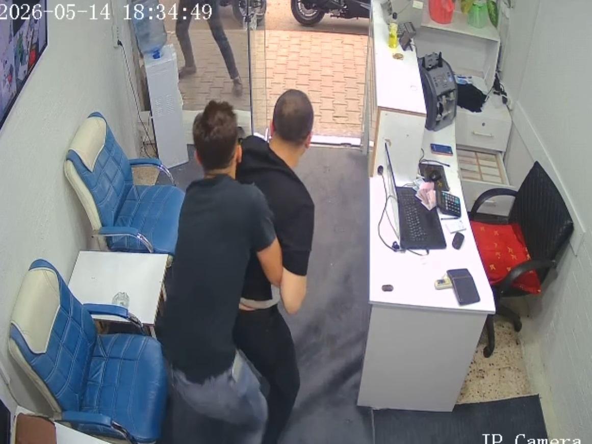Hatay’da döviz bürosunda ölümle burun buruna geldi! Kurşunlardan saniyelerle kurtuluş kamerada