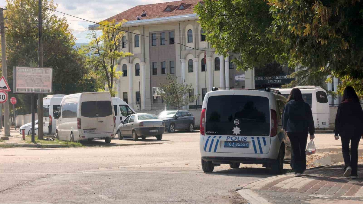 İnegöl'de eğitimciler ihbar etti: Ortaokula silahla gelen 24 yaşındaki şahıs yakalandı