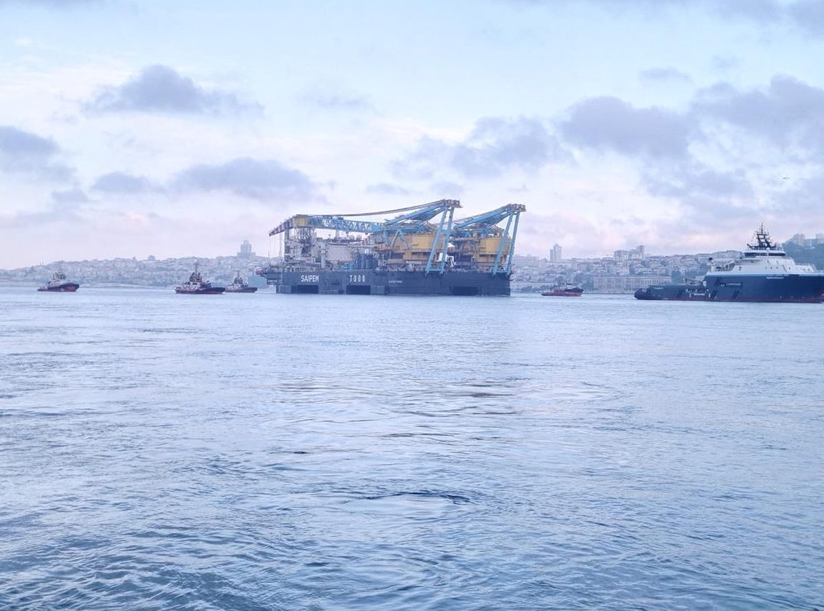 İstanbul Boğazı'ndan Dev Vinç Gemisi Geçti