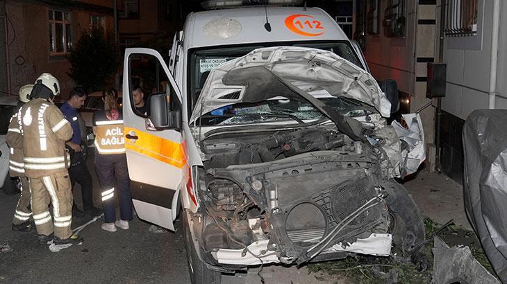 İstanbul'da ambulans ile otomobilin çarpışması sonucu 3 sağlık çalışanı yaralandı
