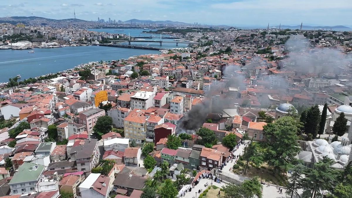 İstanbul'da büyük yangın! Alevler araçlara sıçradı, dumanlar şehri kapladı