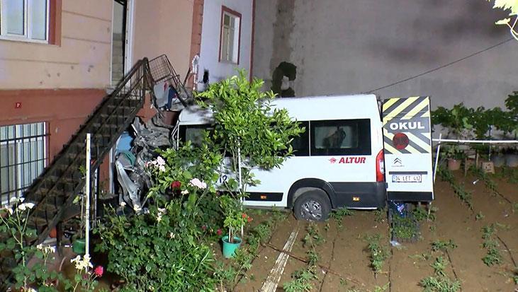İstanbul'da feci kaza! Freni patlayan araç evin bahçesine uçtu: 1 yaralı