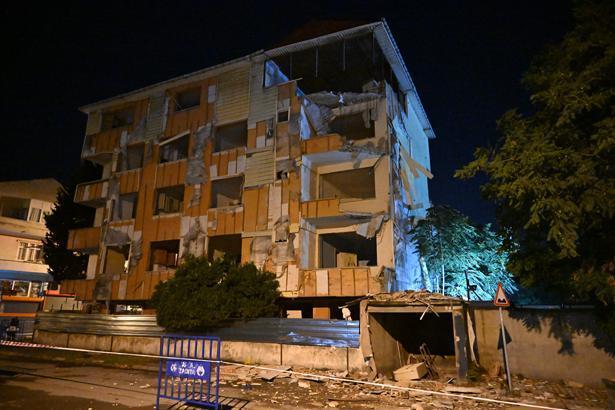 İstanbul'da korku dolu anlar! Yıkımı bekleyen binanın balkonları bir anda çöktü