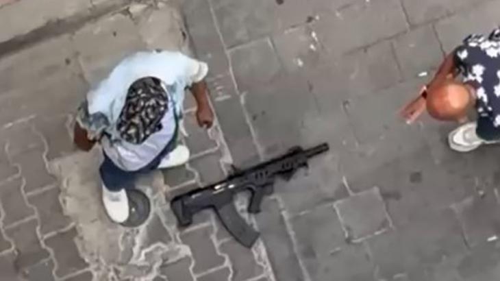 İzmir'de sokak ortasında maganda dehşeti! Kıskıvrak yakalandılar
