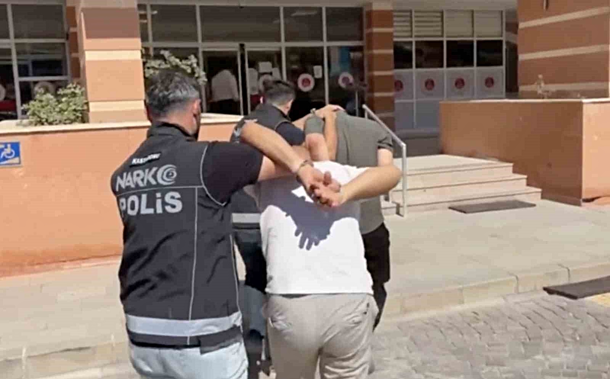 Kastamonu polisi otomobildeki fotoğraf makinesinden uyuşturucu çıkardı: 2 kişi gözaltında