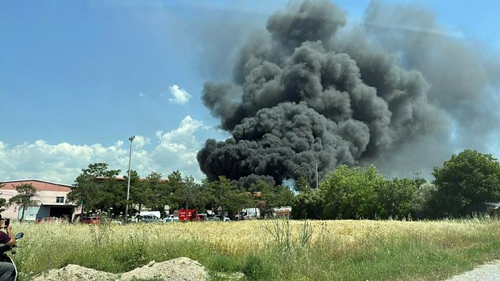 Kauçuk fabrikasında korkutan yangın! Siyah dumanlar kilometrelerce uzaktan görüldü