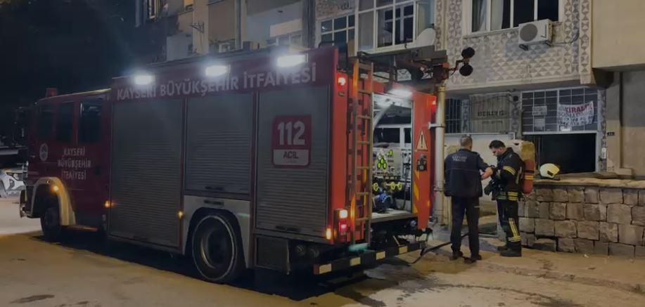 Kayseri'de 4 katlı binada yangın; 4 kişi dumandan etkilendi