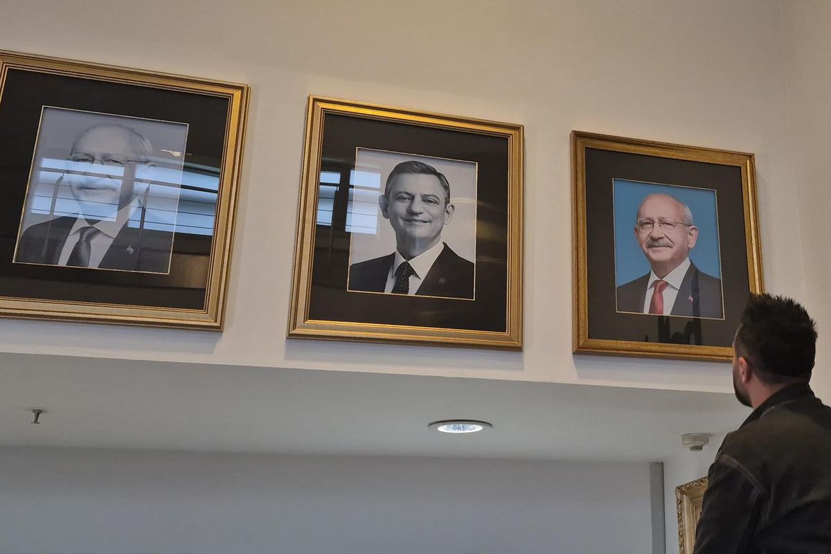 Kılıçdaroğlu'nun fotoğrafı yeniden asıldı, isimliği takıldı