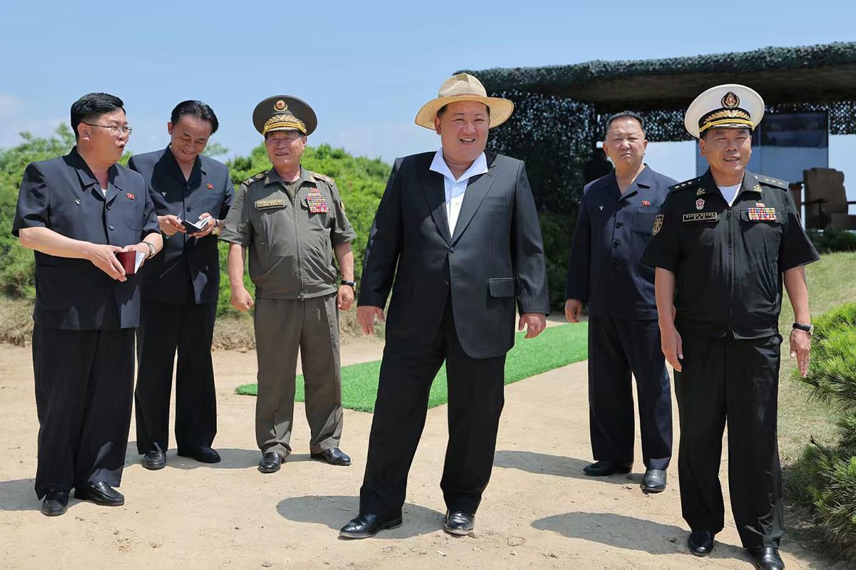 Kim, Kang Kon destroyerinde füze testlerini izledi