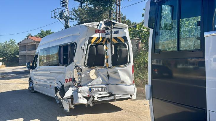 Kırşehir'de işçi servis midibüsü, minibüse çarptı: 42 yaralı