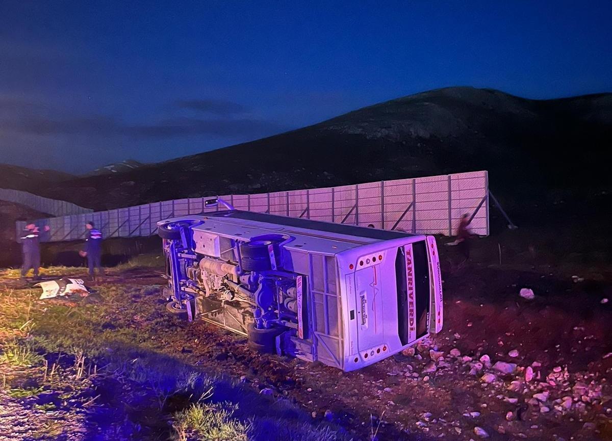 Maç dönüşü korkunç kaza! Taraftarları taşıyan midibüs devrildi: 3’ü ağır 25 yaralı