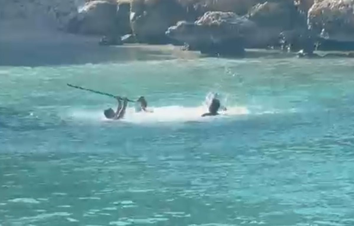 Mersin'de deniz ortasında sopalı kavga kamerada