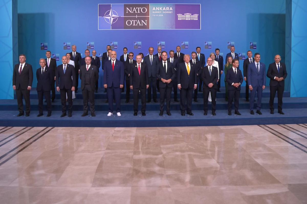 NATO Zirvesi'nde liderlerden aile fotoğrafı