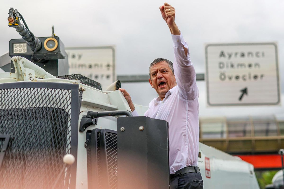Özgür Özel'den İzmir'de gövde gösterisi! Valiliğin itirazına jet yanıt geldi