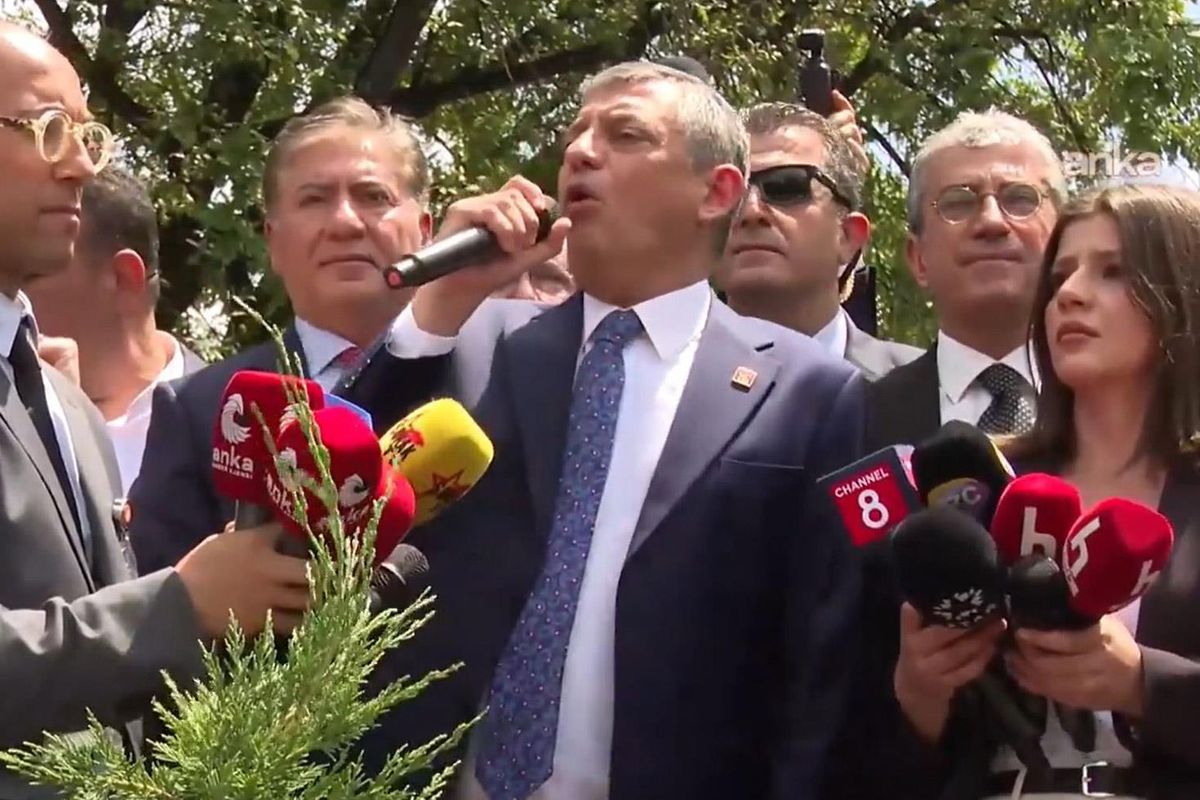 Özgür Özel'den TBMM önünde toplanan kalabalığı coşturan sözler