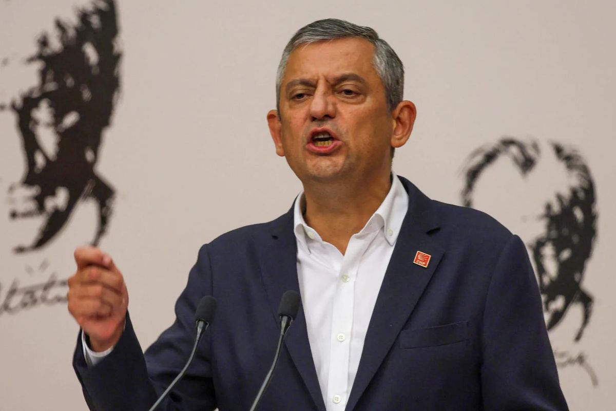 Özgür Özel'den vekillerin 
