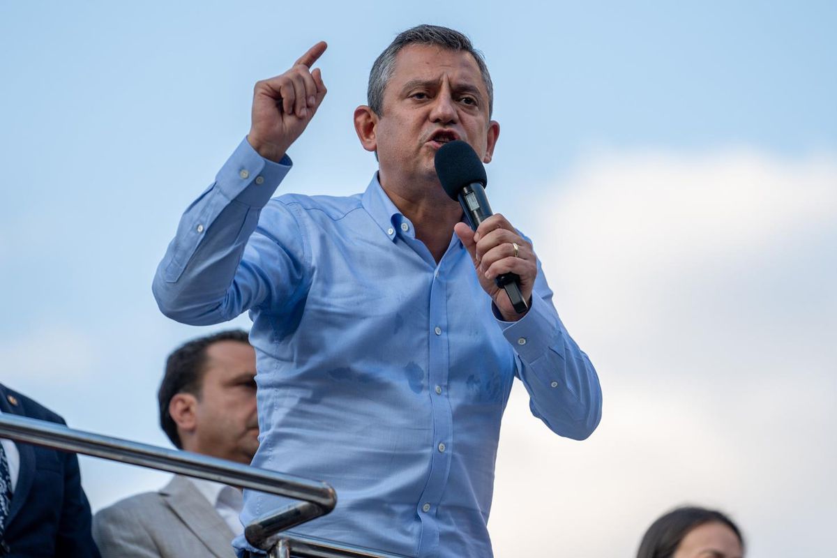 Özgür Özel saat verip çağrı yaptı: Ülkesini seven herkesi direnmeye davet ediyorum
